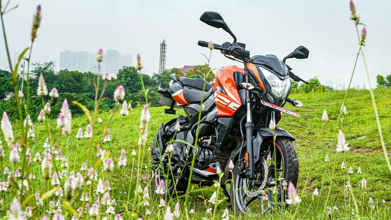 Bajaj Pulsar NS125 Front Three Quarter Static 