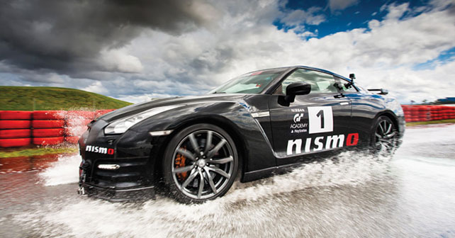 Track Specials: Nismo GT-R and 370Z On A Racetrack