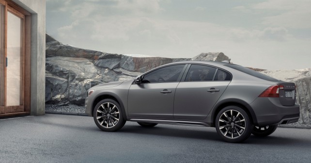 2015 Volvo S60 Cross Country breaks cover