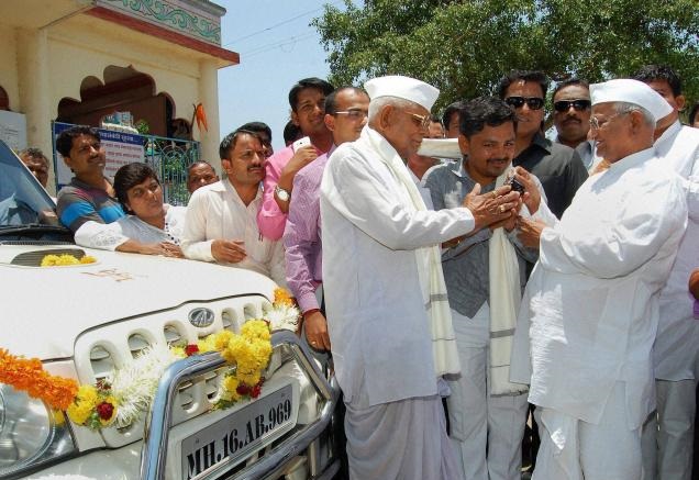 Anna Hazare auctions his Mahindra Scorpio for a more comfortable option