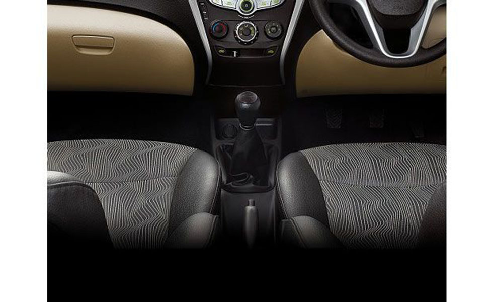 Hyundai Eon Interior Pictures gear shifter 087
