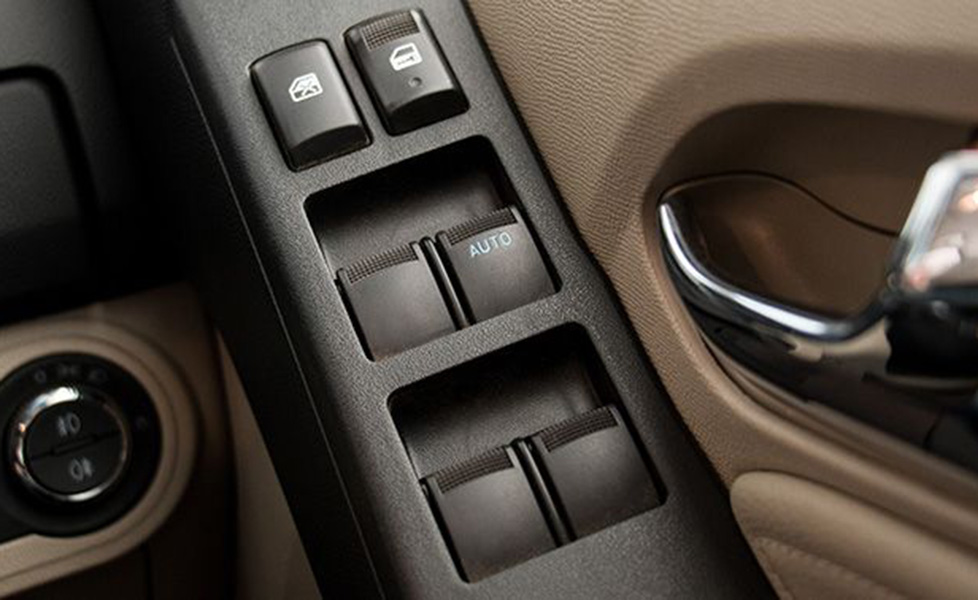 Chevrolet Trailblazer Interior photo door controls 040