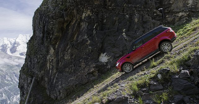 Video: Range Rover Sport drives down Inferno ski slope at 154km/h