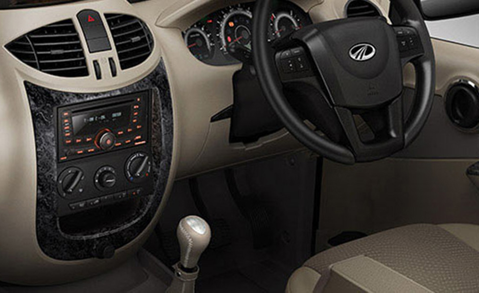 Mahindra Xylo Interior Photo gear shifter 087