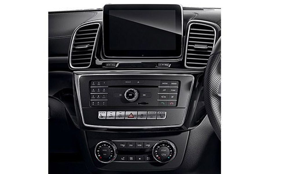 Mercedes Benz GLE Coupe interior photo center console 055