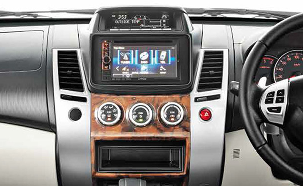 Mitsubishi Pajero Sport Interior photo center console 055
