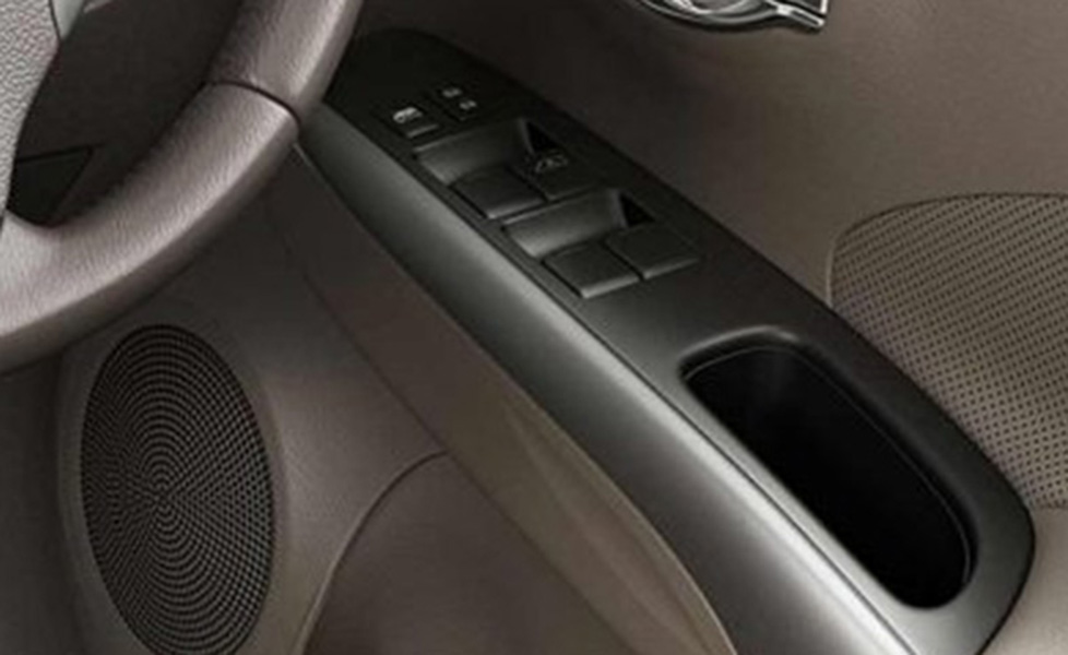Nissan Sunny interior photo door controls 040