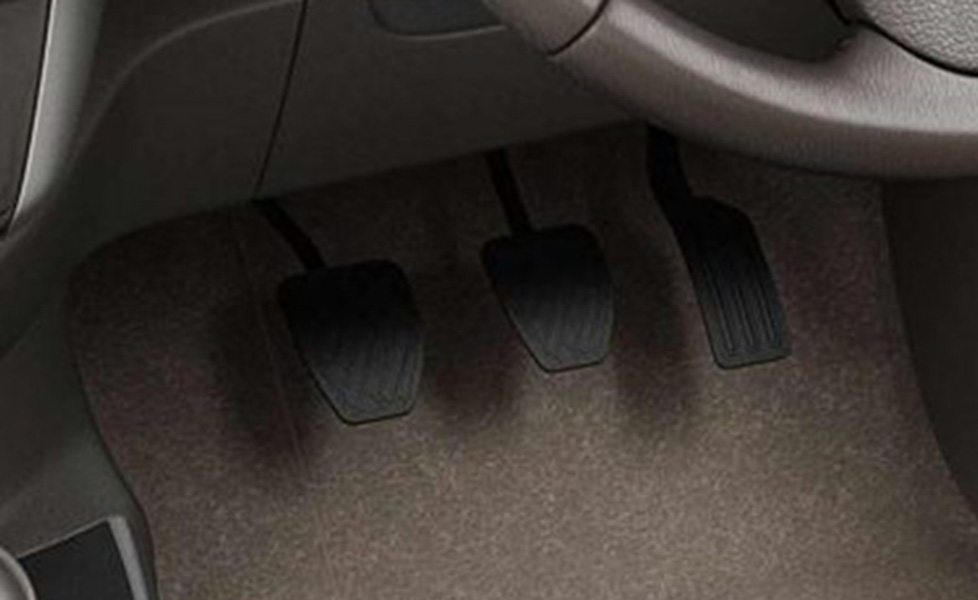 Nissan Sunny interior photo pedals 082
