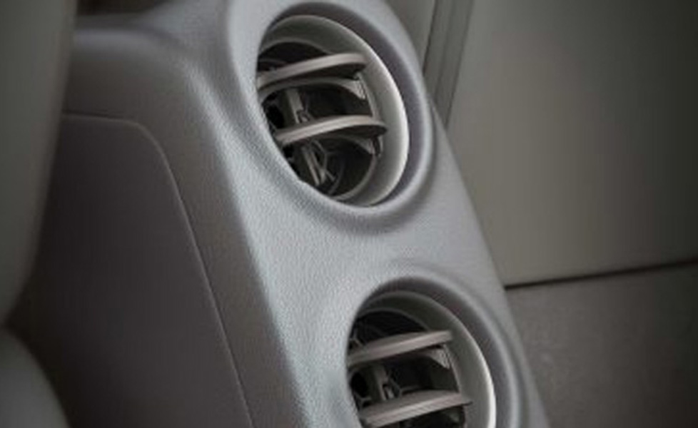 Nissan Sunny interior photo rear air vents 086