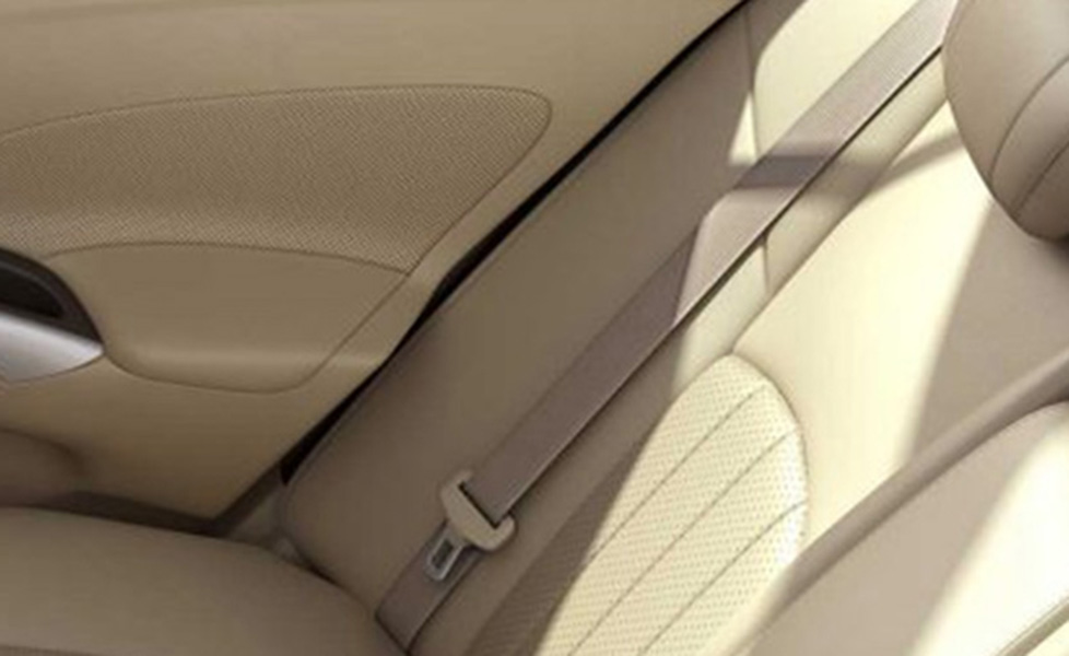 Nissan Sunny interior photo seat belt 095