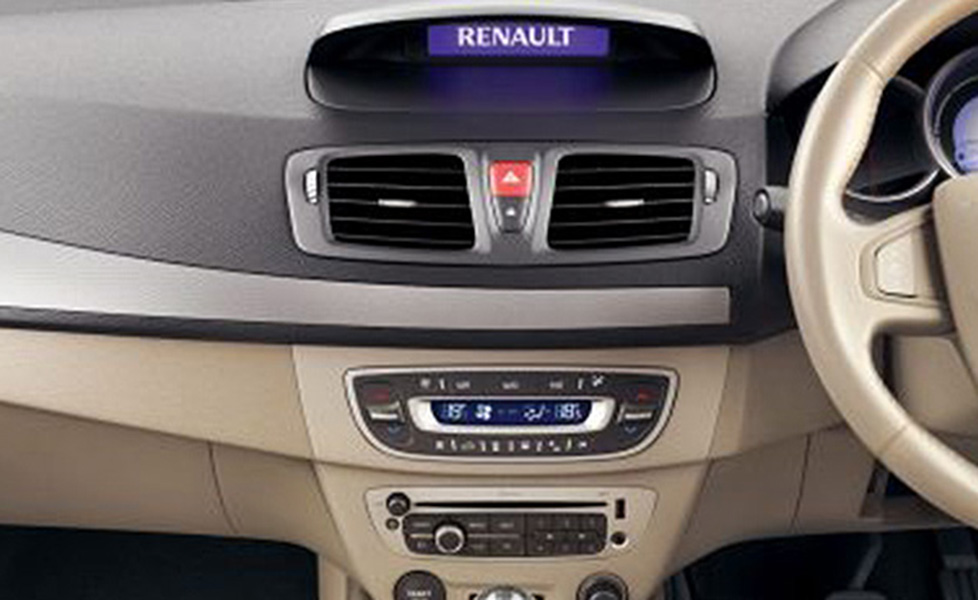 Renault Fluence Interior Photo center console 055