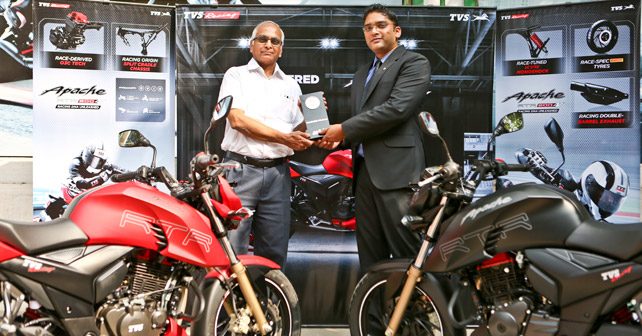 R Venkatesan, Senior Vice President, TVS Motor Company, accepts the award for the RTR 200 4v.