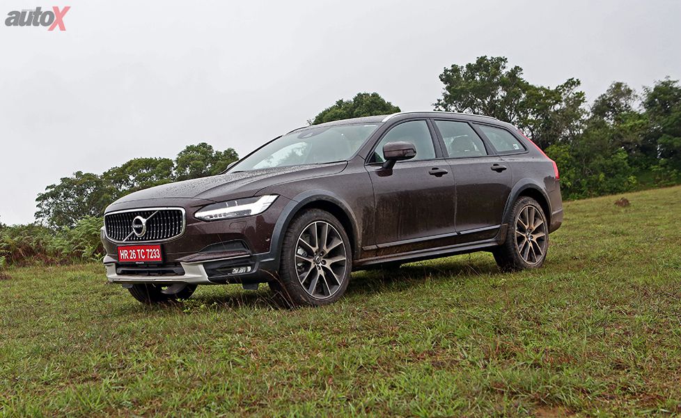 2017 Volvo V90 Cross Country image Front Three Quarter Gallery