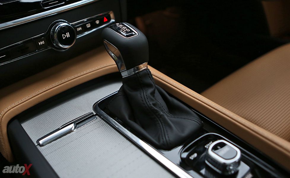 2017 Volvo V90 Cross Country image Gear Lever Gallery