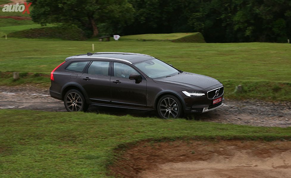 2017 Volvo V90 Cross Country image Panning Motion Gallery