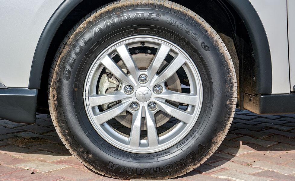 Mitsubishi Outlander image 16-inch wheels