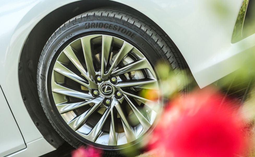 2018 Lexus ES 300h image alloy wheel