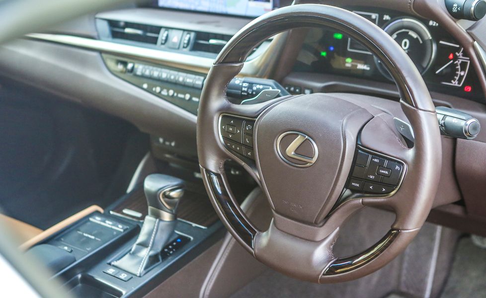 2018 Lexus ES 300h image interior