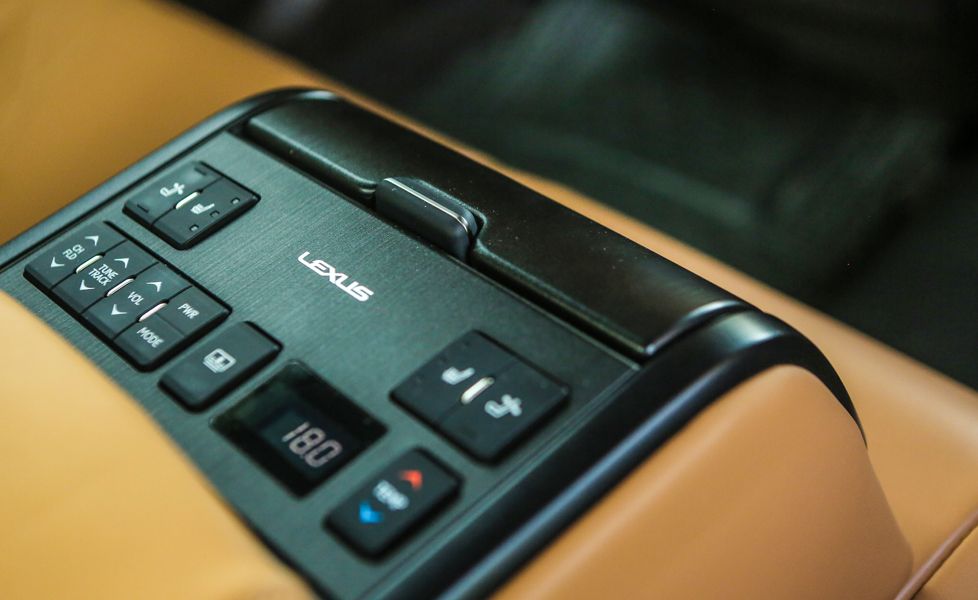 2018 Lexus ES 300h image rear seat controls