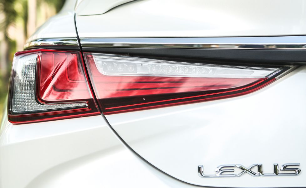 2018 Lexus ES 300h image tail lamp