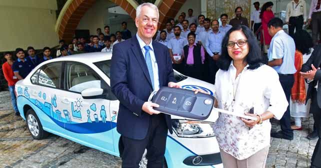 Dr Andreas Lauermann President MD Volkswagen India Handing Over The Car Keys To Dr Swati Majumdar Pro Chancellor SSOU