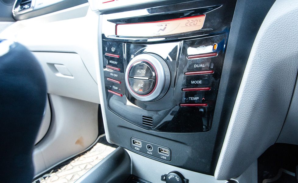 mahindra xuv300 image sual zone climate control