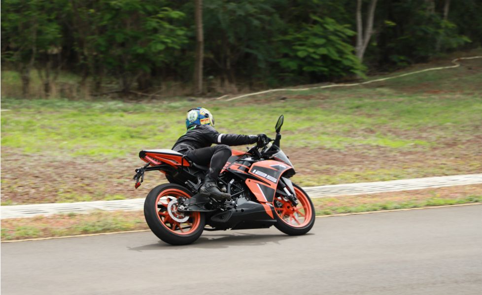 KTM RC 125 Image in action cornering rear gallery