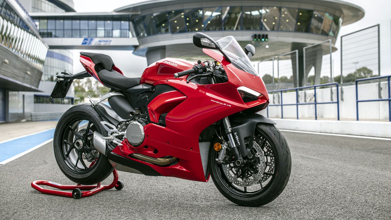 Ducati panigale v2. Мотоцикл Ducati Panigale v2. Дукати Панигале 2020. Дукати v2 2020. Ducati Panigale v2 вес.