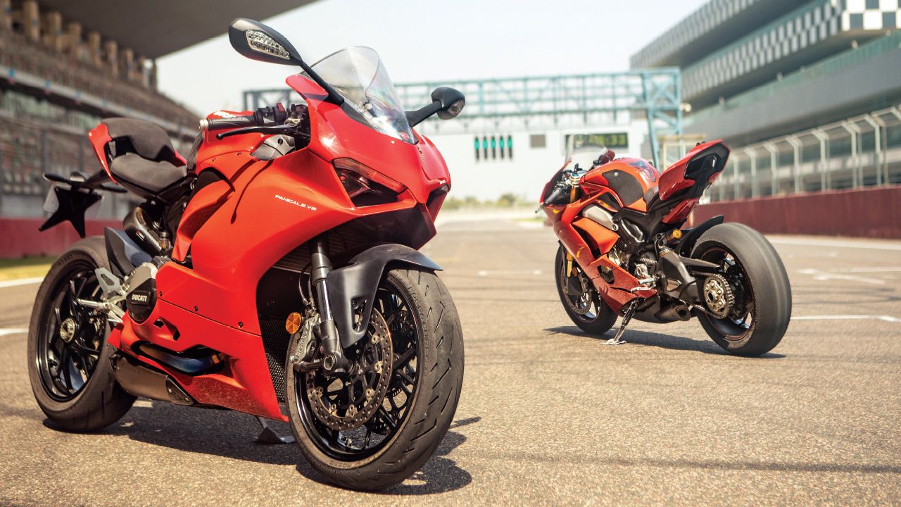 Ducati Panigale V2 vs Panigale V4 - Photos