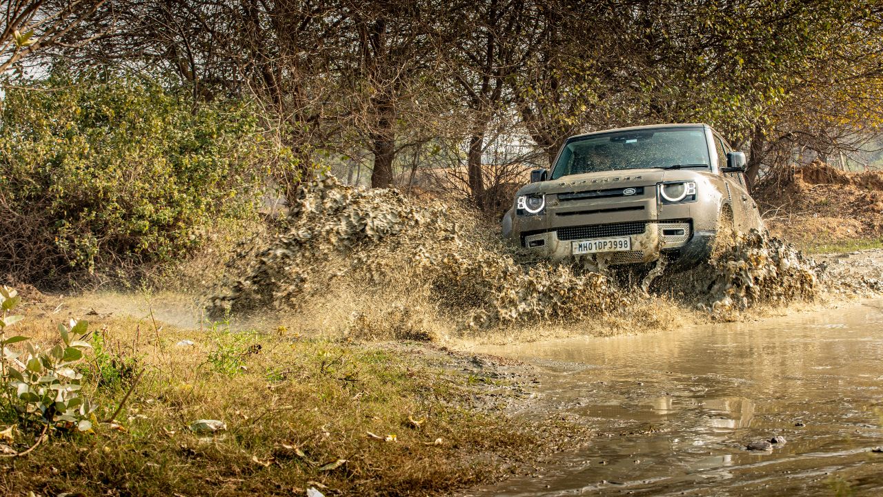 Land Rover Defender Mud Plugging