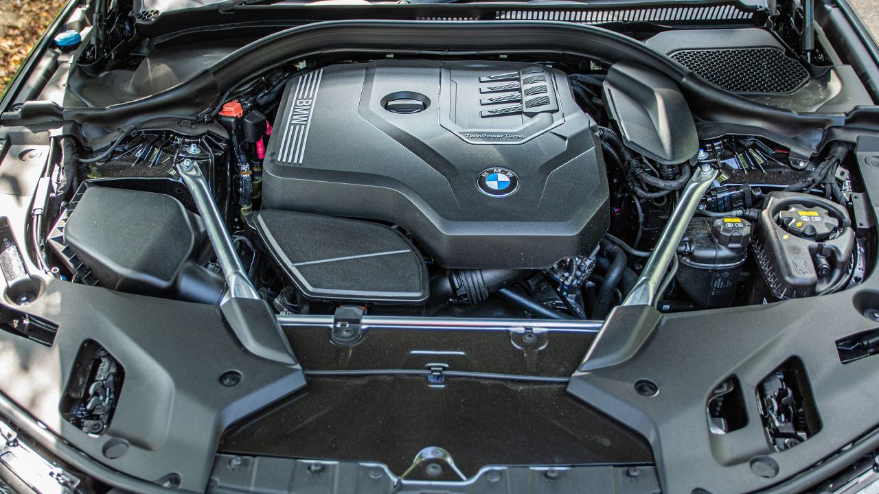2021 BMW 5 Series 530i engine1