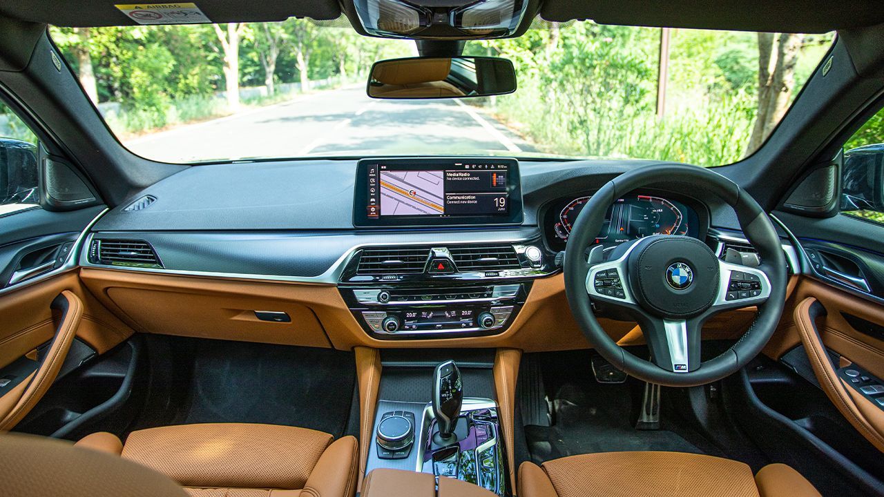 2021 BMW 5 Series interior1