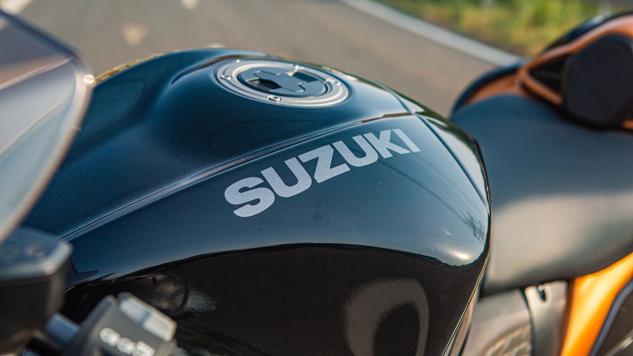2021 Suzuki Hayabusa Fuel Tank Suzuki Emblem1