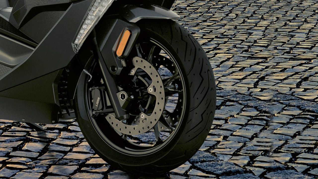 BMW C 400 GT Front Tyre View