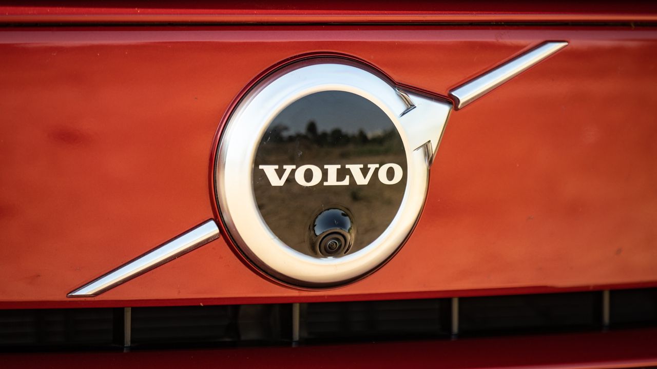 Volvo XC40 Recharge Front Logo