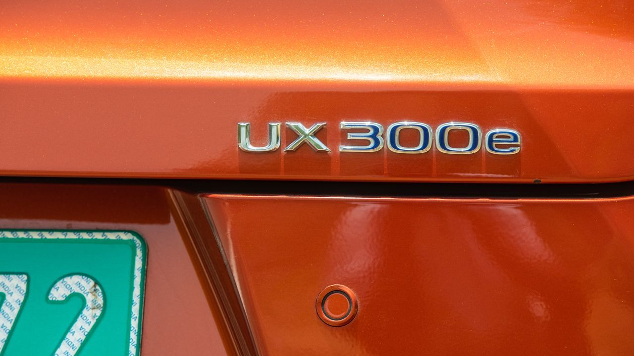 Lexus UX 300e Badge1
