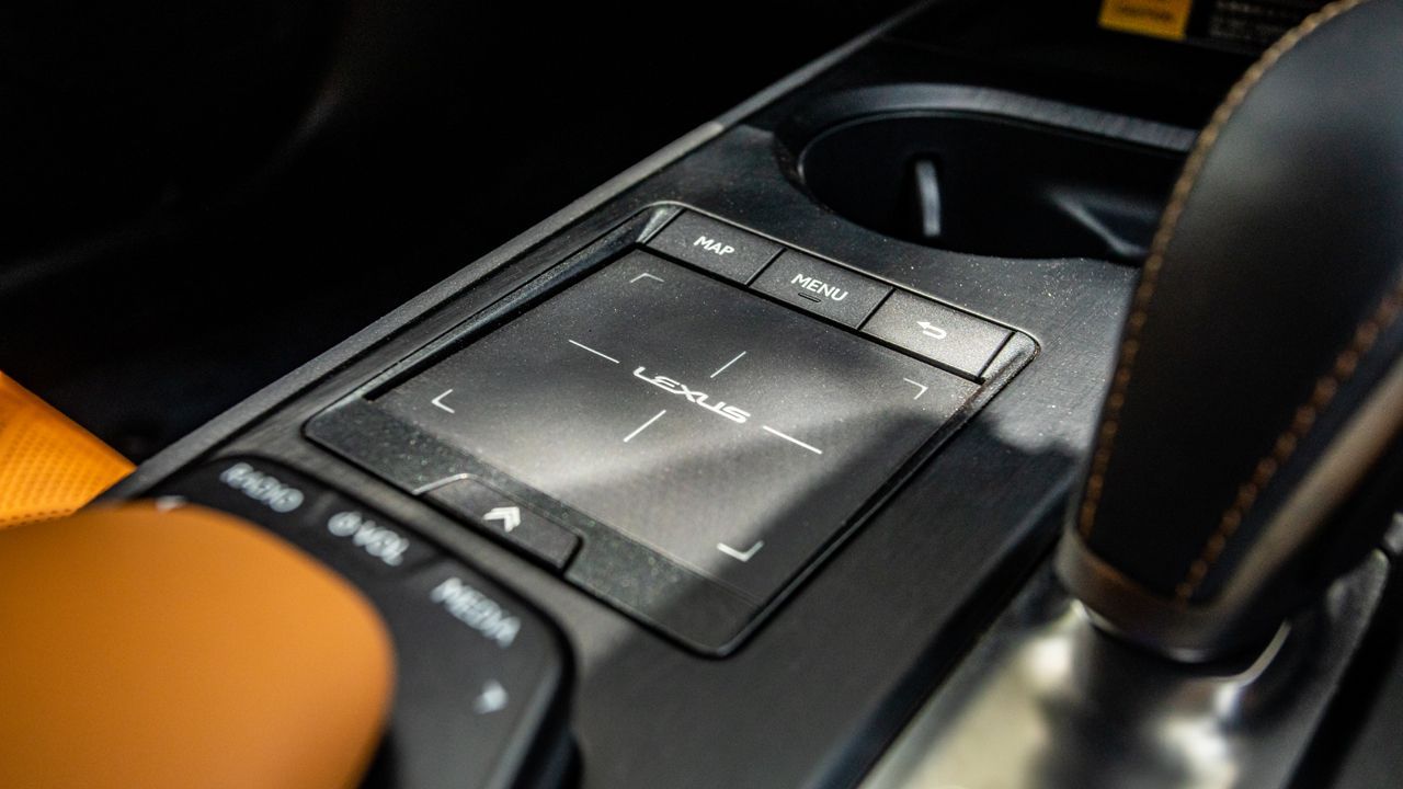 Lexus UX 300e Centre Console1