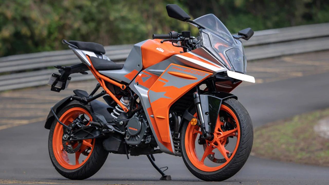 KTM RC 200 Front Right View