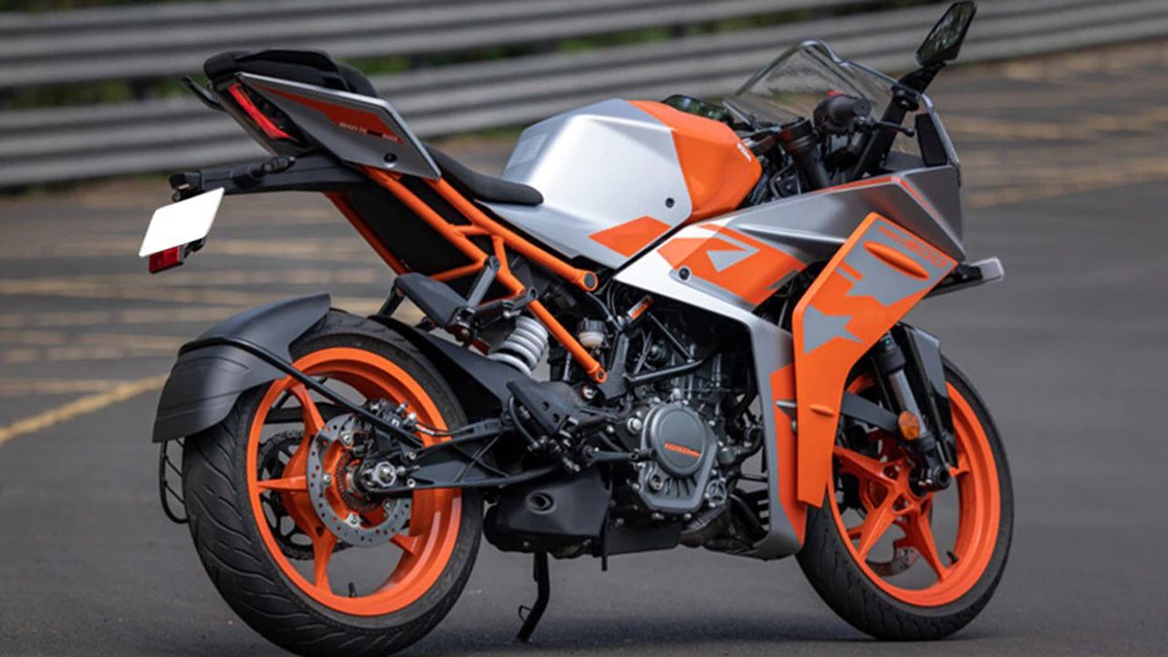 KTM RC 200 Rear Right View