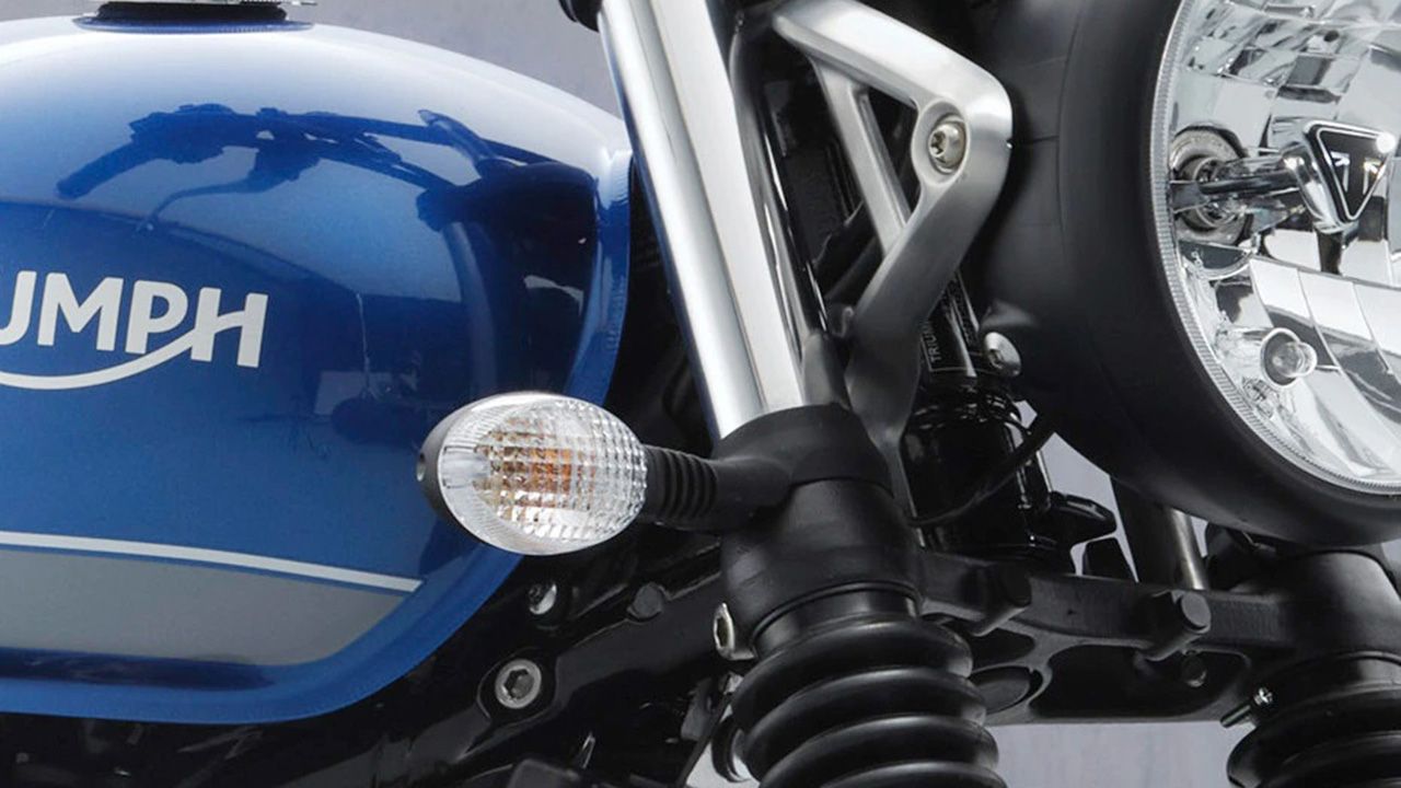 Triumph Street Twin Front Indicator View