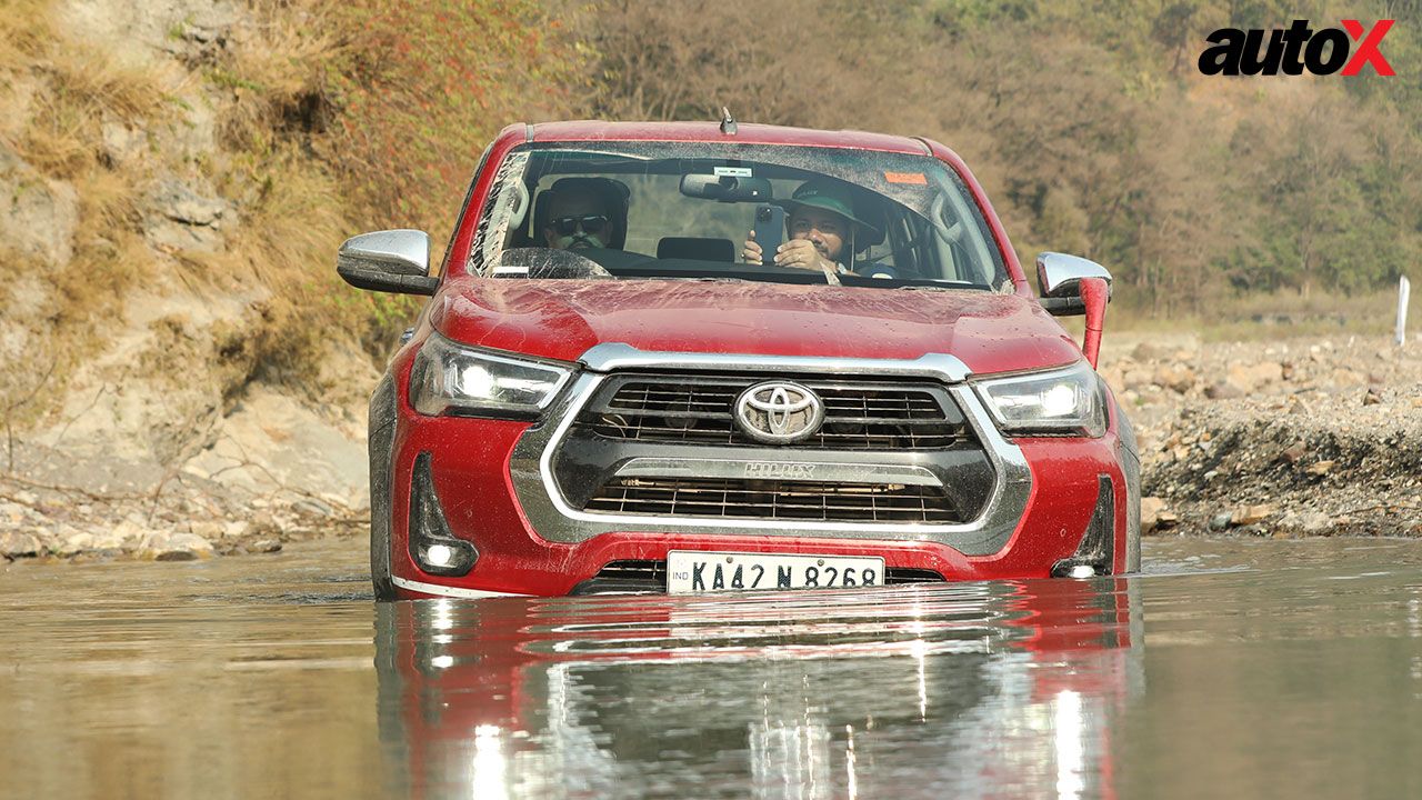 Toyota Hilux Front View 2 