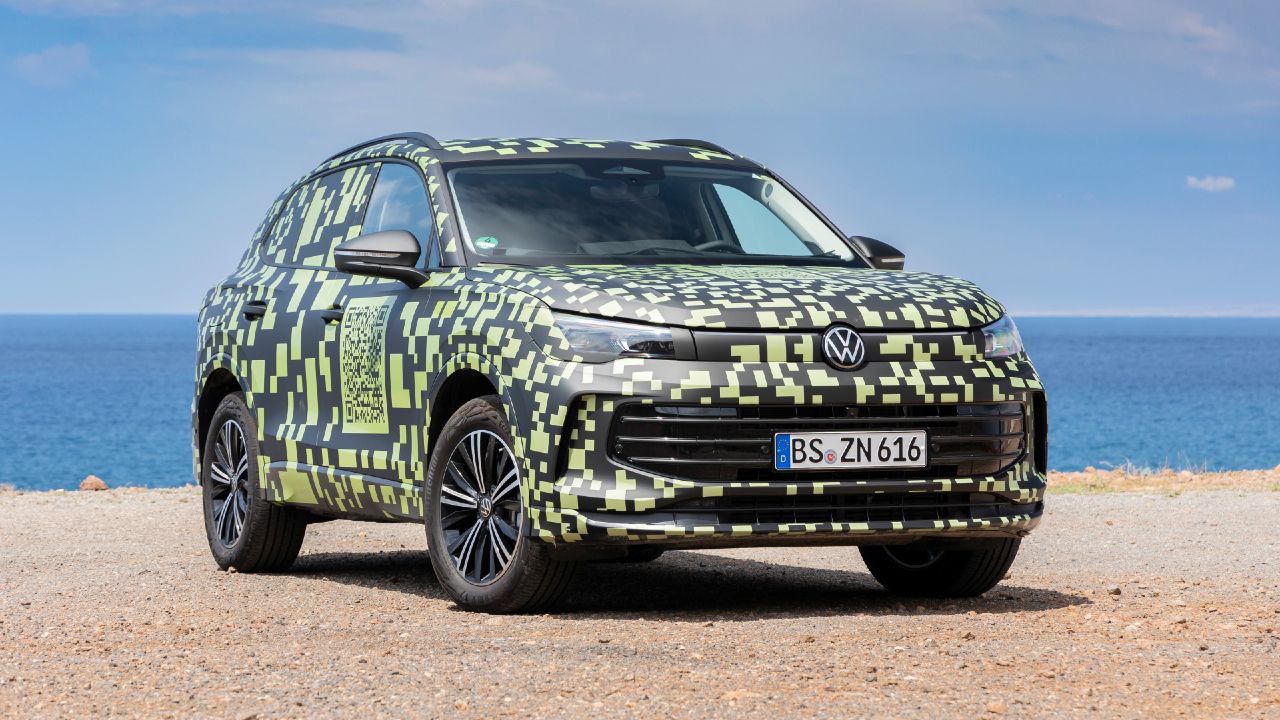 New Volkswagen Tiguan Teased Ahead of Global Debut; to Get 15-inch  Infotainment Screen - autoX