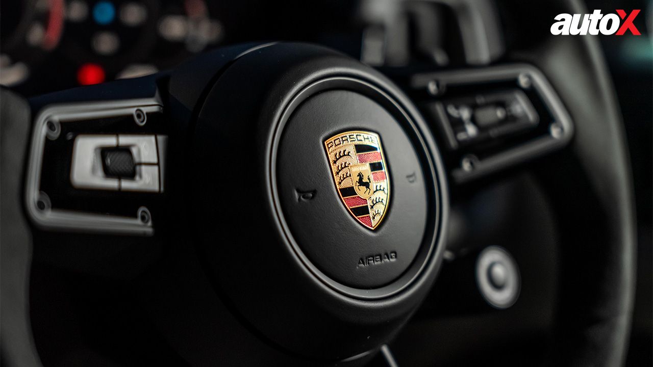 2023 Porsche Cayenne steering logo 2