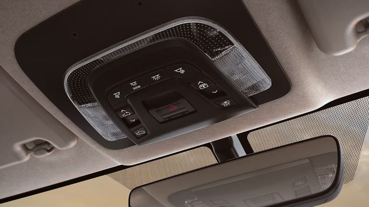 Maruti Suzuki Invicto Sunroof Controls With Rear View Mirror