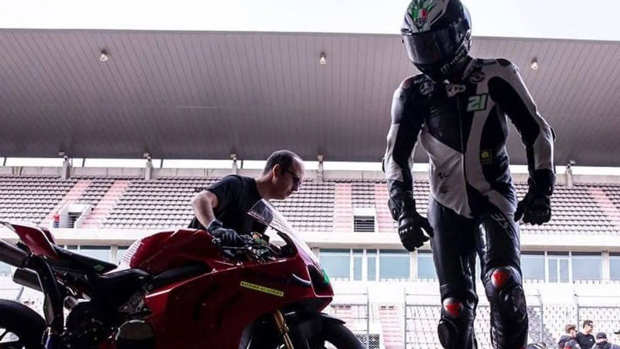 MotoGP Icon Valentino Rossi Rides Yamaha R1 at WSBK Portimao Test
