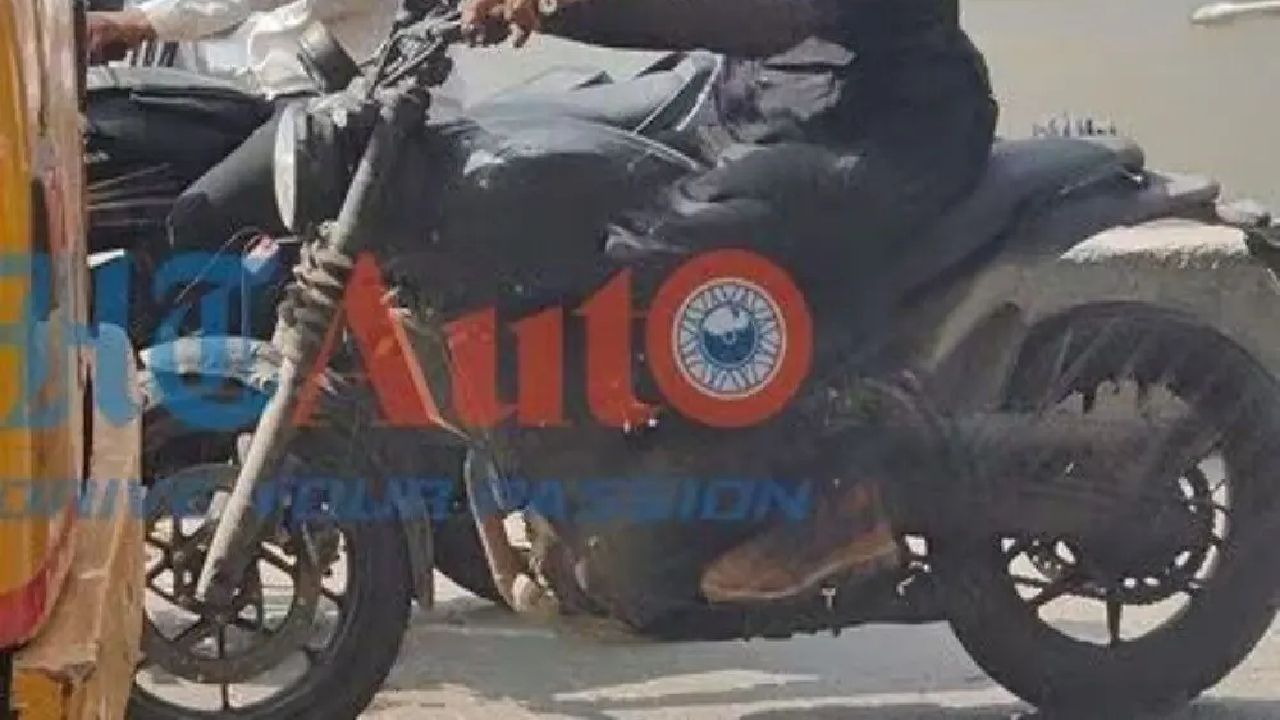 Royal Enfield Hunter 450 Spotted Testing Ahead of India Launch; Shows Round Headlight, Alloy Wheels and More