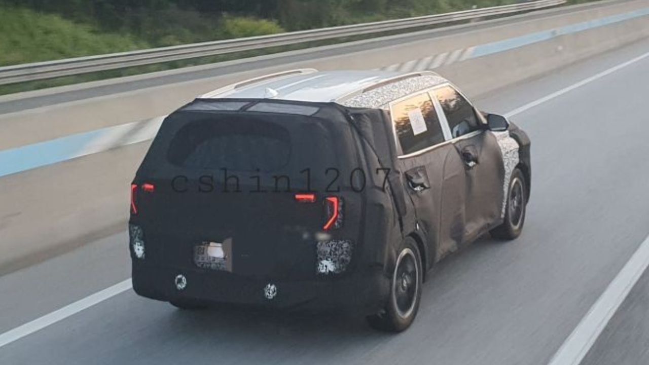 Kia Carens Facelift Spied Testing Overseas; Reveals Front and Rear Design Updates