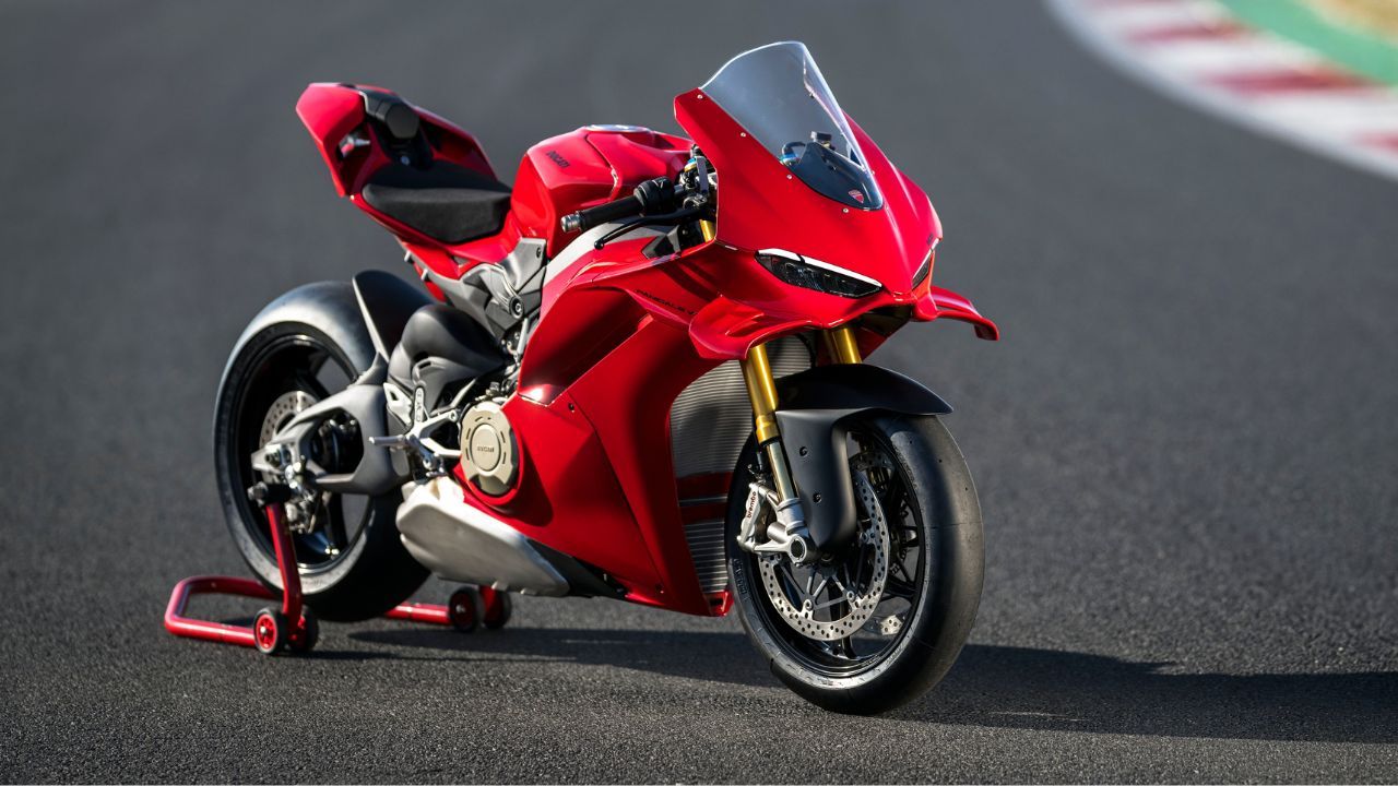 2025 Ducati Panigale V4 Unveiled with Sleeker Design, 214 bhp, and a Double-sided Swingarm